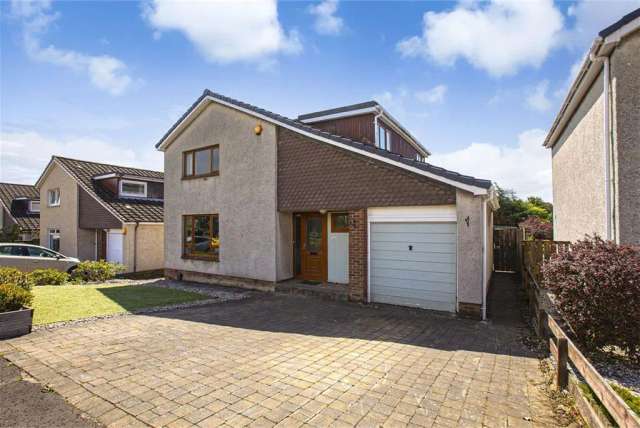 4 Bed House - Detached with 3 Reception Rooms