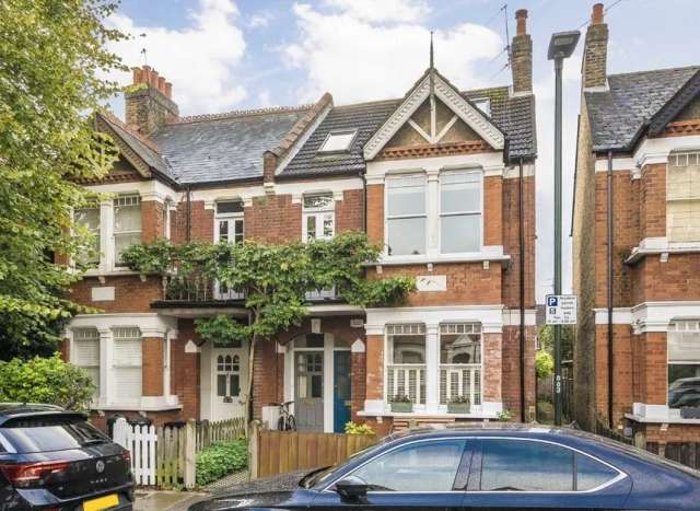 Maisonette For Sale in London, England