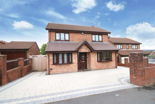 4 bedroom detached house for sale