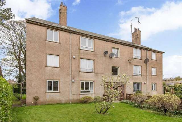 3 Bed Flat - Third Floor with 1 Reception Room