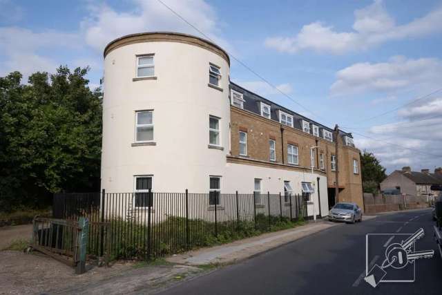 1 bedroom ground floor flat for sale