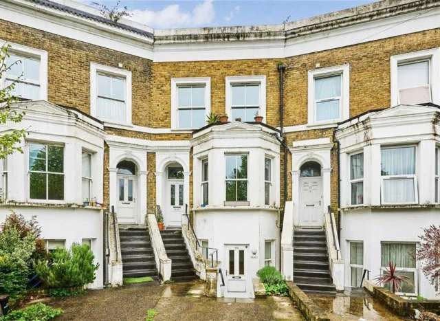 Maisonette For Sale in London, England