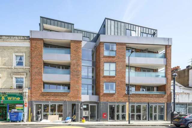 Flat Under Offer in London, England