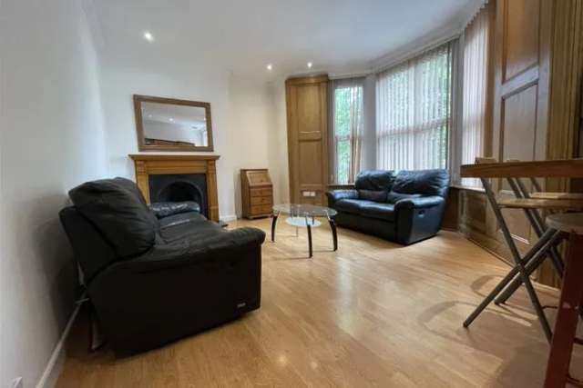 Flat to rent in Richmond Road, Cathays, Cardiff CF24