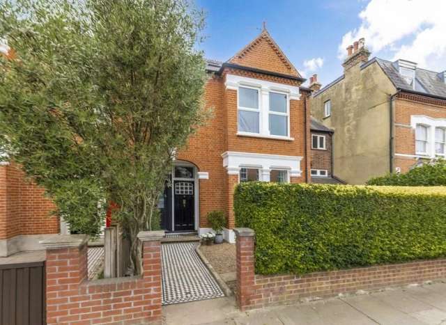 Maisonette For Sale in London, England