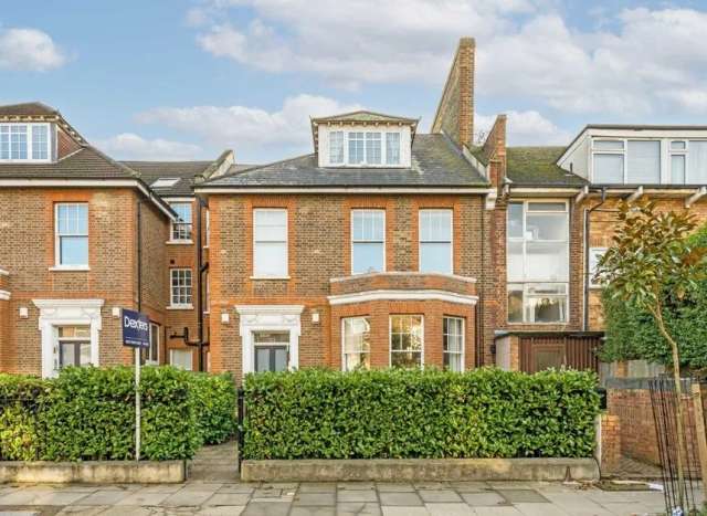 Maisonette For Sale in London, England