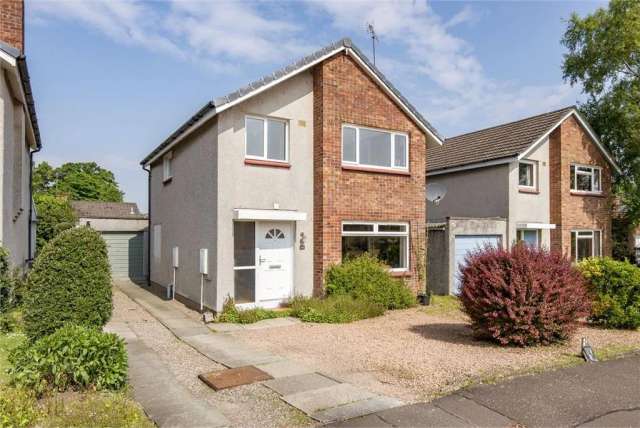 3 Bed House - Detached with 1 Reception Room