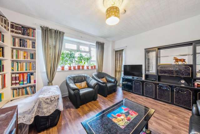 Flat Under Offer in London, England