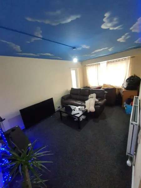 Flat For Rent in Wakefield, England