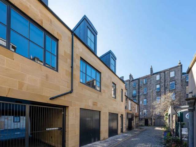 3 bedroom mews for sale