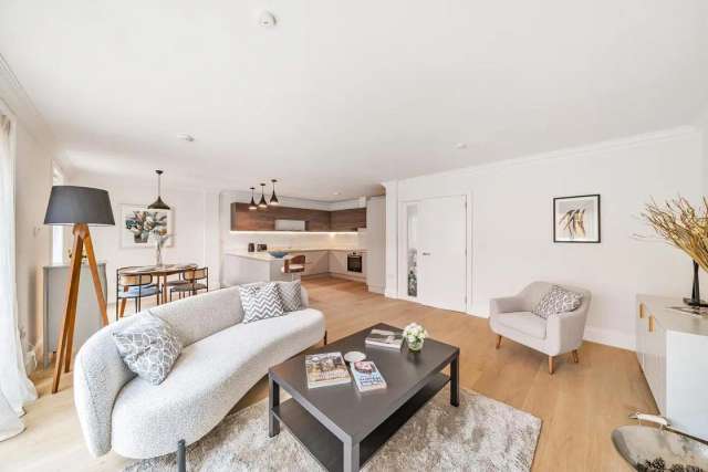 House Under Offer in London, England