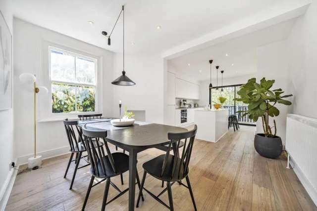 Flat Under Offer in London, England