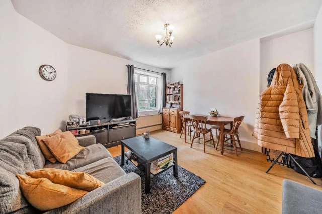 Flat Under Offer in London, England