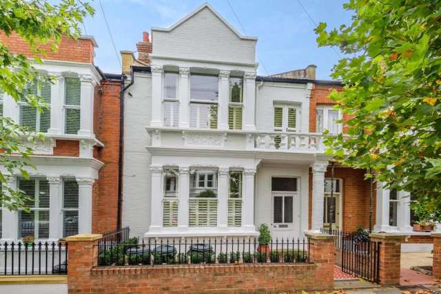 House Under Offer in London, England