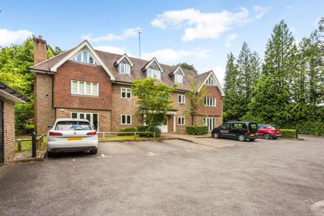 Flat For Rent in Ascot, England