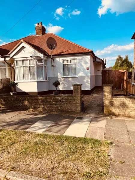 Bungalow For Rent in London, England