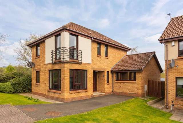 4 Bed House - Detached with 3 Reception Rooms