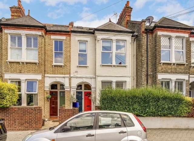 Maisonette For Sale in London, England