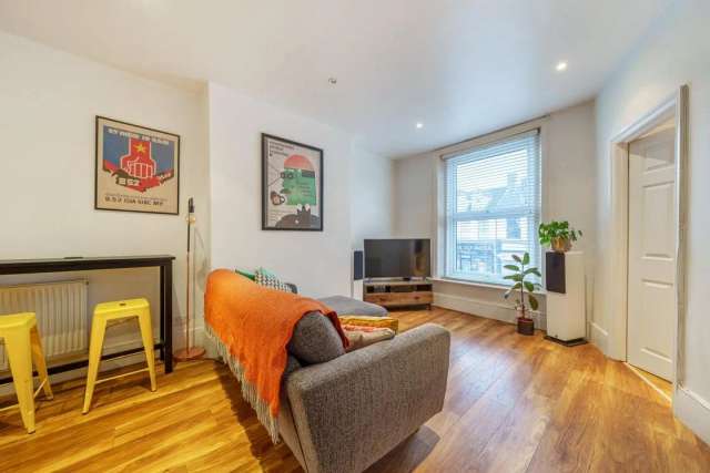 Flat Under Offer in London, England