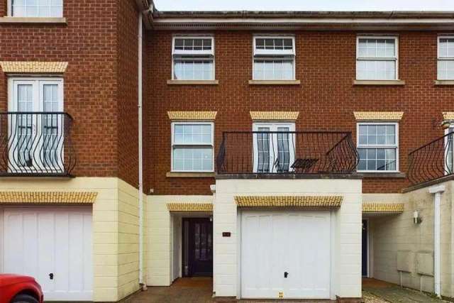 4 bedroom town house for sale