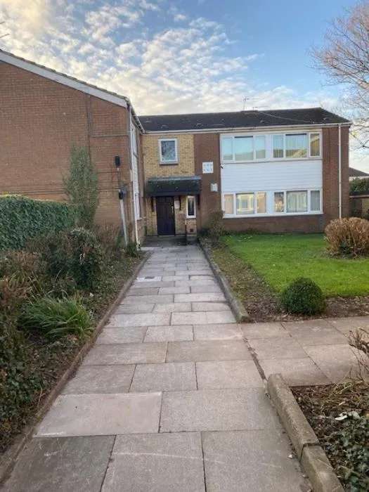 2 bed flat in Western Avenue