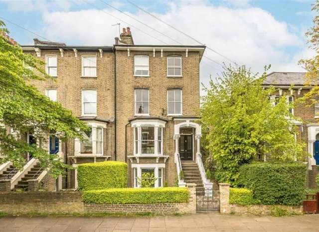 Maisonette For Sale in London, England