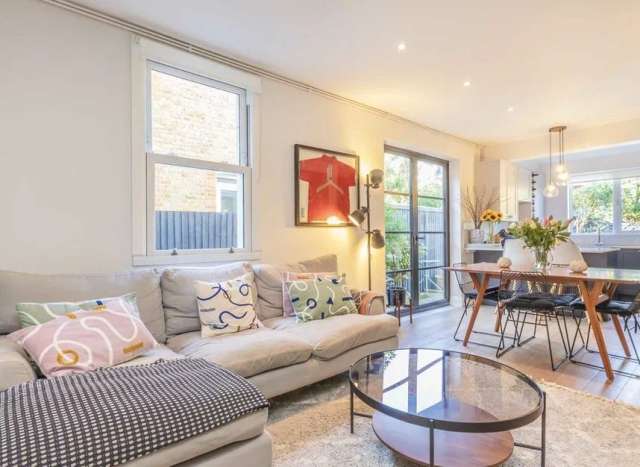 Maisonette For Sale in London, England