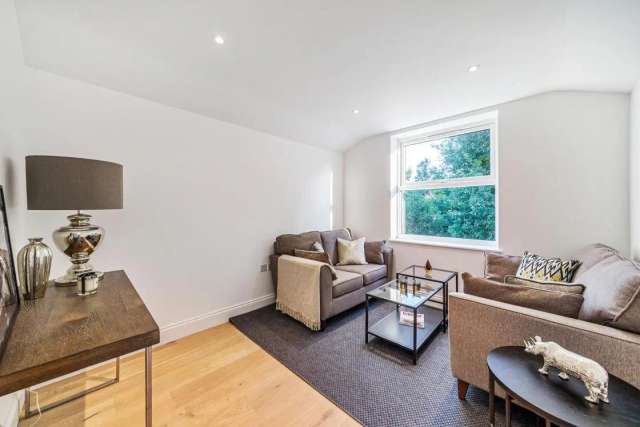 Flat Under Offer in London, England