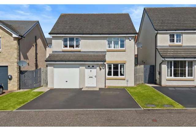 4 Bed House - Detached with 2 Reception Rooms