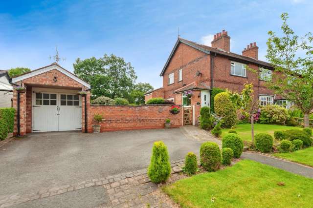 Cottage For Sale in Marthall, England