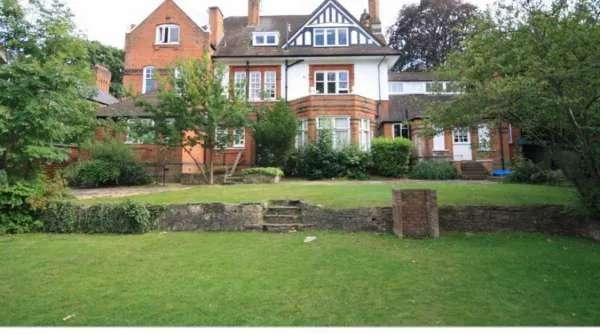 Flat For Rent in Elmbridge, England