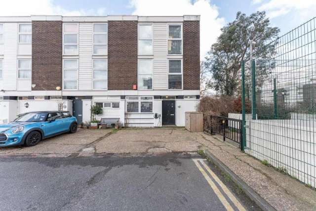 House Under Offer in London, England