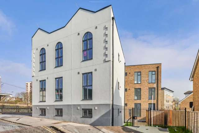 Flat Under Offer in London, England