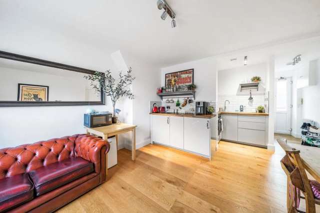 Flat Under Offer in London, England