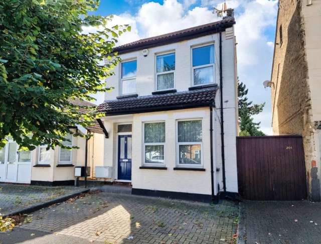 Detached house For Sale in Southend-on-Sea, England