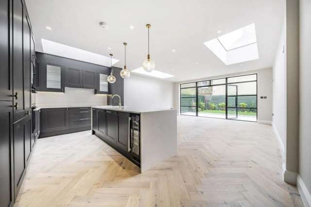 Flat Under Offer in London, England