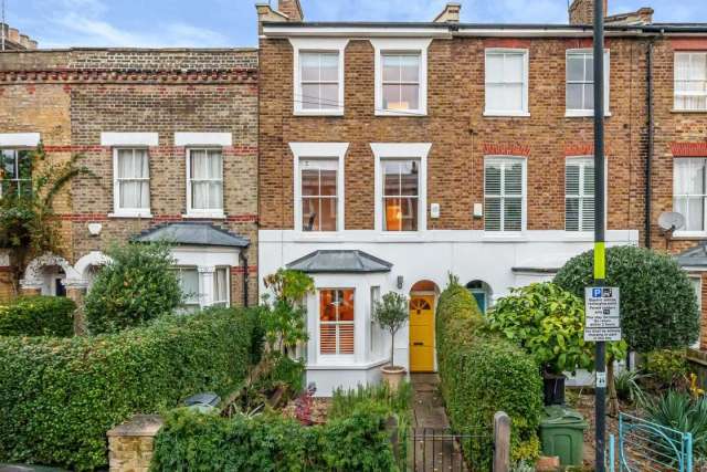 House Under Offer in London, England