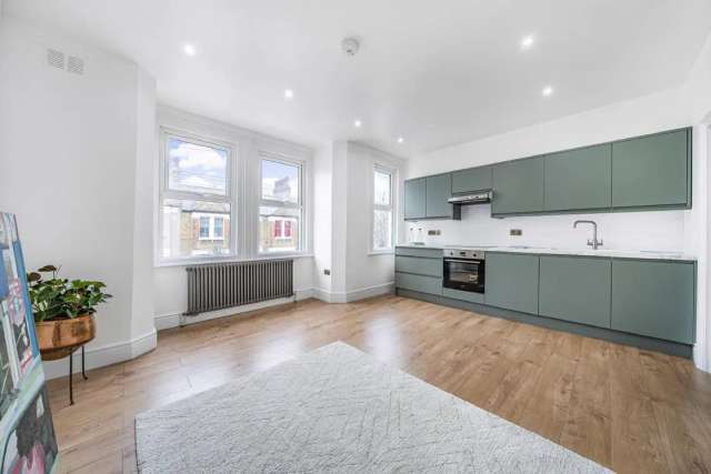 Flat Under Offer in London, England