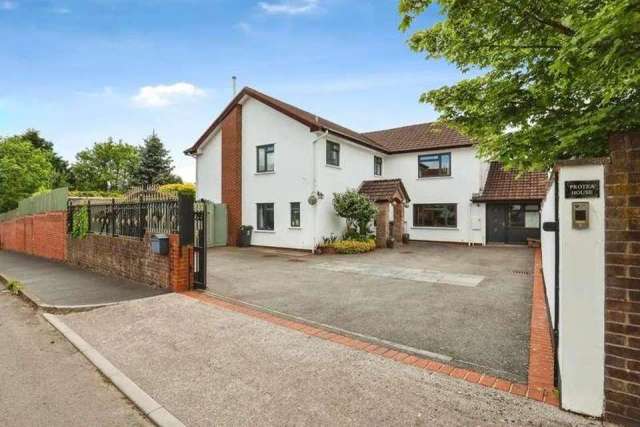 6 bedroom detached house for sale