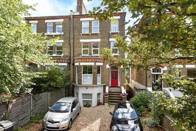 Flat Under Offer in London, England