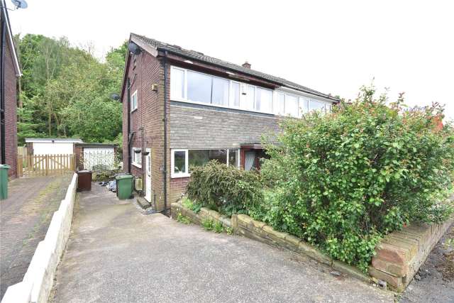 House For Sale in Leeds, England