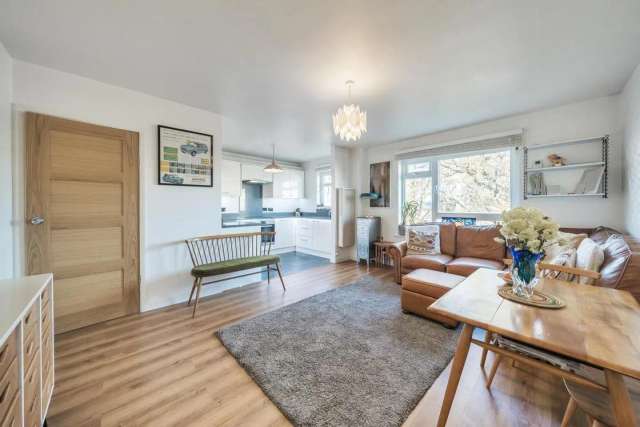 Flat Under Offer in London, England