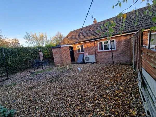 Bungalow For Rent in South Kesteven, England