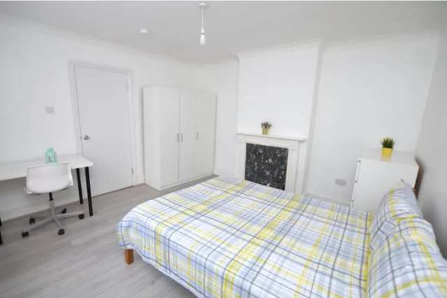 Maisonette to rent in Redmans Road, London E1