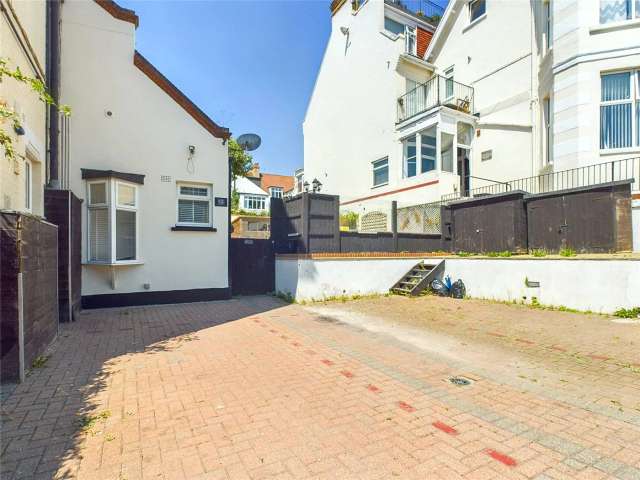 2 bedroom flat/apartment in Leigh-on-Sea