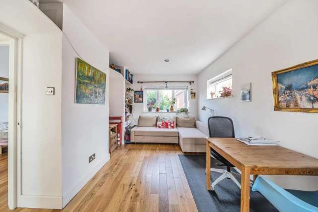 Flat Under Offer in London, England