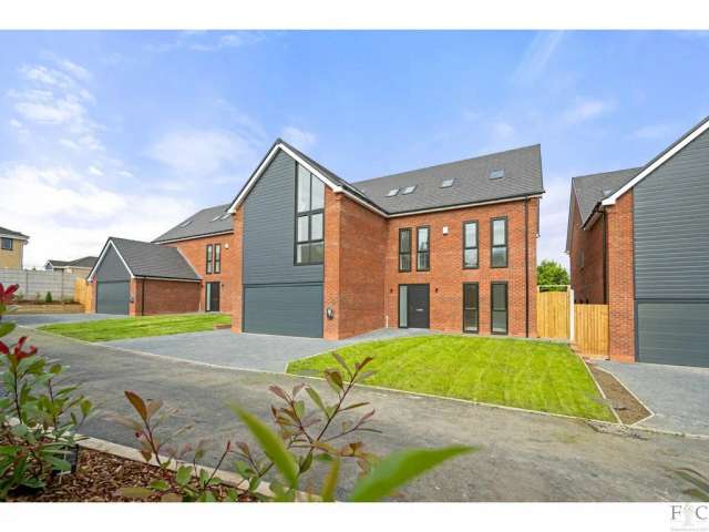 6 bedroom detached house for sale