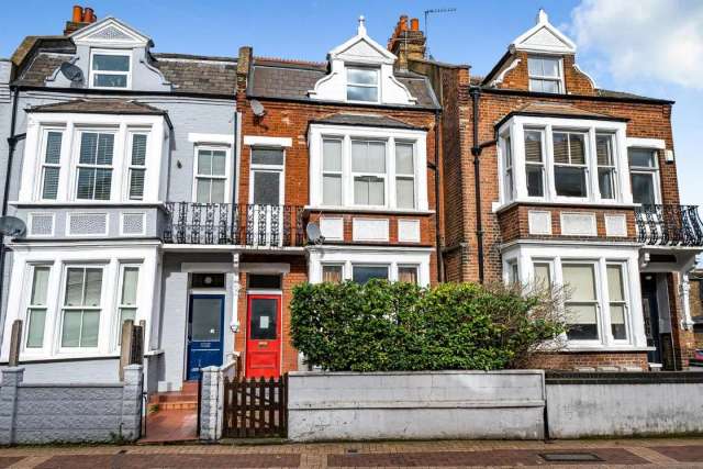 House Under Offer in London, England