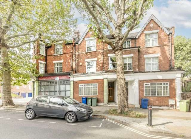 Maisonette For Sale in London, England