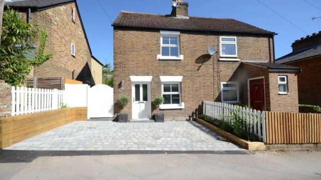 Cottage For Rent in Colchester, England